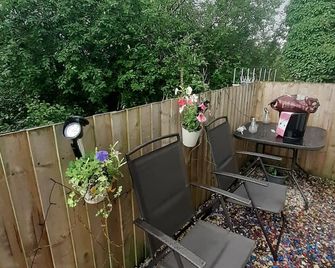 Secluded Little hideaway in the beautiful mountains of Llanwonno. - Ystrad Mynach - Balcony