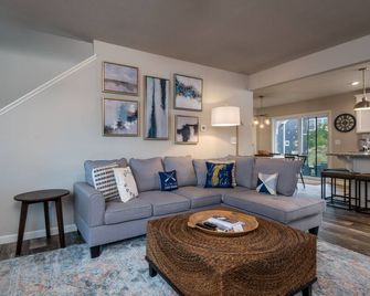 Home w/Year Round Pool & Hot Tub, Fire Pit, Clubhouse & Marina - South Haven - Living room