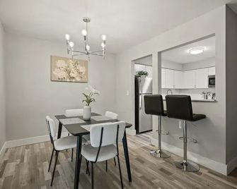 Beautiful Apartment with Modern Design - Rochester Hills - Dining room