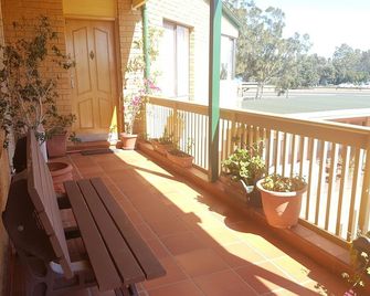 Lake Front Motel - The Entrance - Balcony