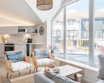 The Old Lobster Pot - Salcombe - Living room