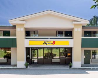 Super 8 by Wyndham White River Junction - White River Junction - Building