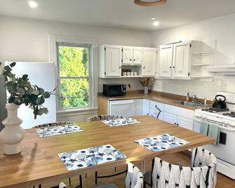 Sweet Escape, 2br Apt In Beach Community, Only 1 Hr To Nyc! - Norwalk - Kitchen