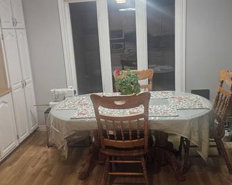 Pondview Gardens - Grand Falls-Windsor - Dining room