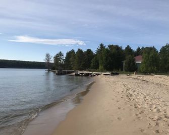 Harbor Cozy Cottage, Lake View, 'pottery Barn Style'! Pictured Rocks Cruises - Munising - Strand