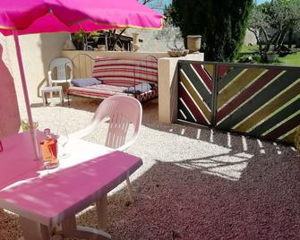 House with terrace on the ground floor. - Vers-Pont-du-Gard - Patio
