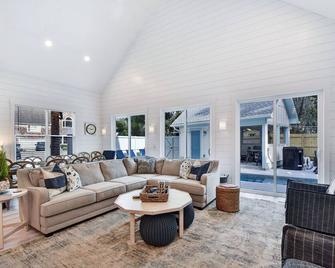 Peaceful vacation retreat on SSI within walking distance of beach & Pier Village - Brunswick - Stue