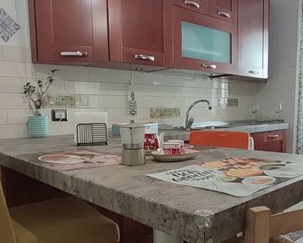 Cozy 2-bedroom apartment in awesome San Giorgio A Liri with WiFi - San Giorgio a Liri - Kitchen