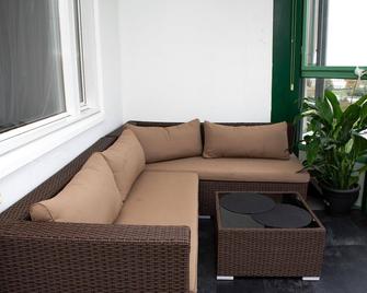Entire Apartment Malmö-2Bedrooms-Tv Lounge-Balcony - Malmö - Pokój dzienny