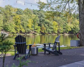 Pocono Luxury Chalet Perfect Getaway for family with Fisfing, Paddle Boats - Scotrun - Pátio