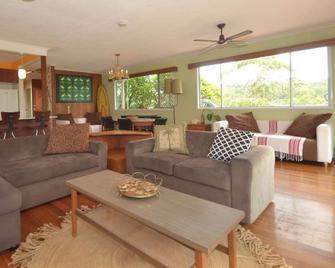 A House With A View And A Seabreeze - A Home In The Trees Where The Birds Sing! - Burleigh Heads - Living room
