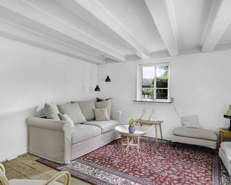 Haven In Village By Water And Famed Inn - Millinge - Sala de estar