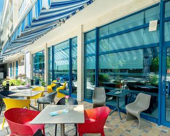 Holiday Park Hotel - וארנה - פטיו