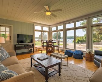 Boutique Home in Door County with Eagle Harbor Views - Ephraim - Living room