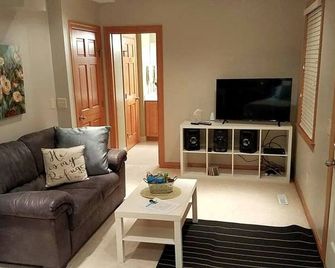 Magical Nest Hideaway - Rochester - Living room
