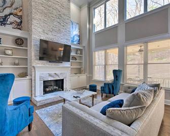 Updated Mableton Home about 14 Miles to Downtown ATL! - Mableton - Living room