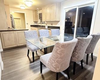 4-bedroom Burlington with AC & Wifi - Burlington - Dining room