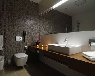 Mikado Hotel - Neutra - Schlafzimmer