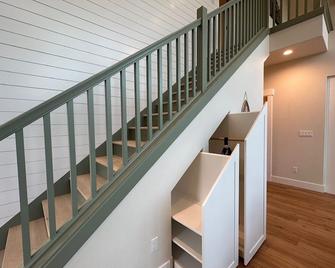 Gorgeous cabin, secluded fishing pond, swimming, paddling. Central for Daytrips! - Elma - Stairs