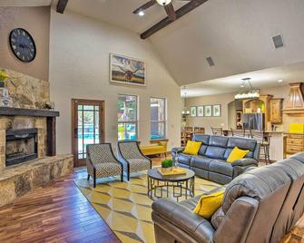 14-Acre Terrell Ranch Escape with Pool and Fire Pit! - Terrell - Living room