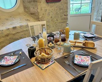Charming Room \'La Ruby - Turqueville - Dining room