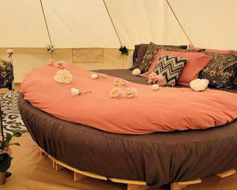 The Meadow Bell Tent - Glamping in a Wild Orchard near Fredericton, NB! - Fredericton - Bedroom