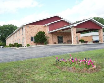 Watseka 24 Inn & Suites - Watseka - Building