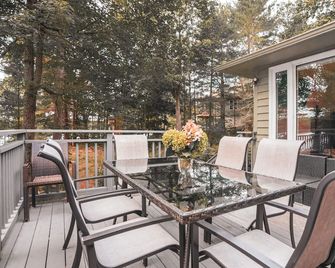 Relax and Enjoy 6 bedrooms cottage on Sandy Beach 1.5 Hours from Toronto - Honey Harbour - Balcony
