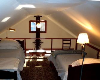 Quiet Woodland cottage near St. Leonard's Creek - Lusby - Bedroom