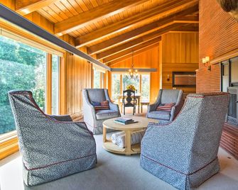 Hot Tub and Sauna! 7-Acre Coastal Michigan Home - Ludington - Stue