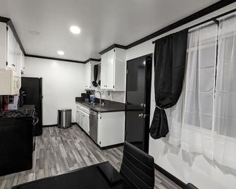 3 bedroom with 4 beds, 2 bathroom. Central to Los Angeles Metro Area, 7123 - Downey - Kitchen