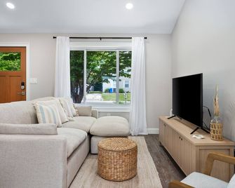 Adorable waterfront home in Beach Haven West w/stock tank pool & dock! - Manahawkin - Living room