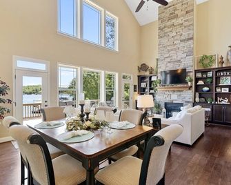 New to VRBO! Big water views, private dock, pool table, 15 min Clemson! - Seneca - Jídelna