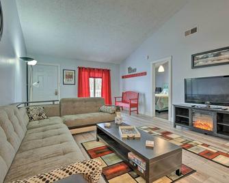 Near Mt Airy Casino Mount Pocono Condo with Balcony - Mt Pocono - Sala