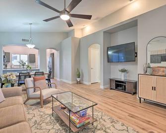 Private Yard Sunlit Peoria Vacation Rental! - Peoria - Living room