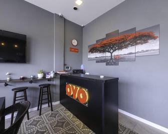 Lea Guest House & Cafe Lukut - Port Dickson - Front desk