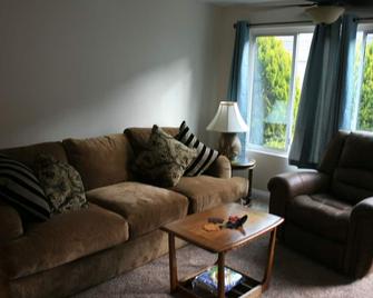 Steps from watching Sunsets in the Sand - Carpinteria - Living room