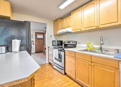 Walkable Sitka Getaway with Community Perks! - Sitka - Kitchen