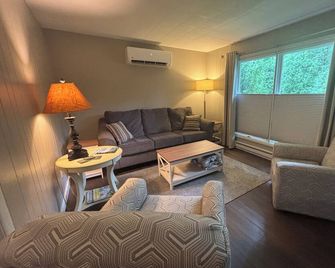 Retreat On A Wooded Lot Within Walking Distance Of Downtown! - Sister Bay - Obývací pokoj