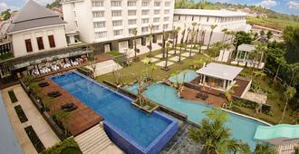 Harris Hotel & Conventions Malang - מאלאנג - בריכה