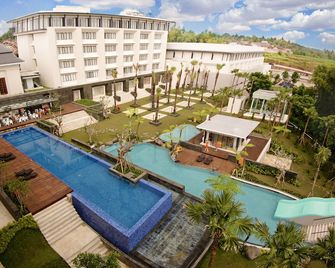 Harris Hotel & Conventions Malang - Malang - Pool