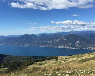 Chalet Rosa Between Lake And Mountain, Welcome Animals - Caprino Veronese - Outdoors view