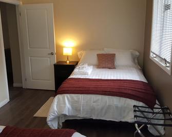 Stunning All Season Water Front Cottage - Belleville - Schlafzimmer