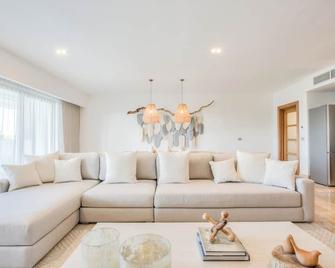 Cozy 1-Bedroom Condo with AC and Direct Beach Club Access - Cancún - Phòng khách