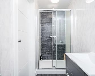 Elthorne Luxury Apartments - Uxbridge - Bathroom