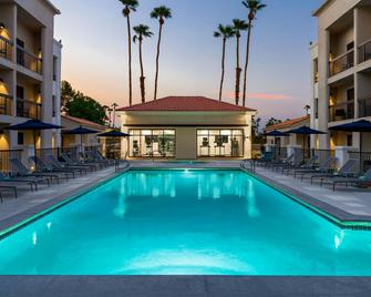 Courtyard by Marriott Palm Springs - פאלם ספירנגס - בריכה