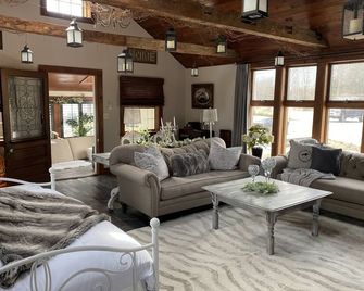 House & Cottage In Fabulous Saratoga Springs: Belmont, Travers, Horse Racing - Saratoga Springs - Living room