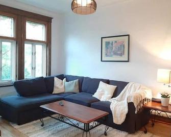 Big 3br Appartment At Olympic Stadium At Pie-IX Metro Station - Montreal - Living room