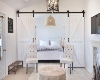 The Fish Sheds- Skipper Tom's Shed - Rocky Harbour - Bedroom