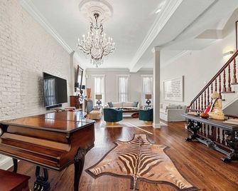 Gramercy Manor | Triplex w/ Private Deck & Garden - New York - Phòng khách